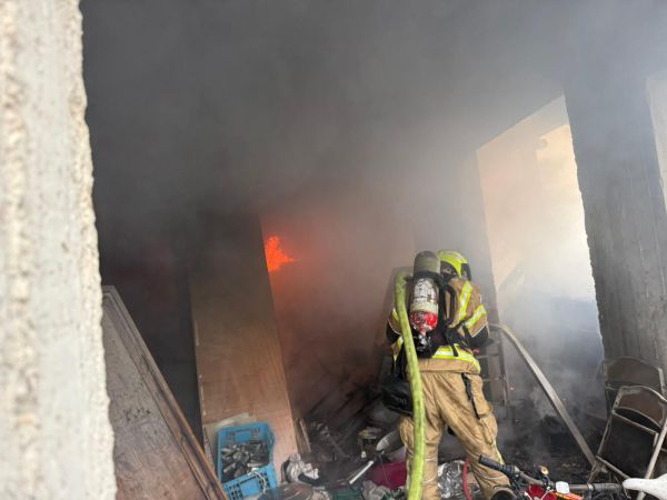 אדם חולץ משריפה במבנה נטוש בצפת, מצבו קשה