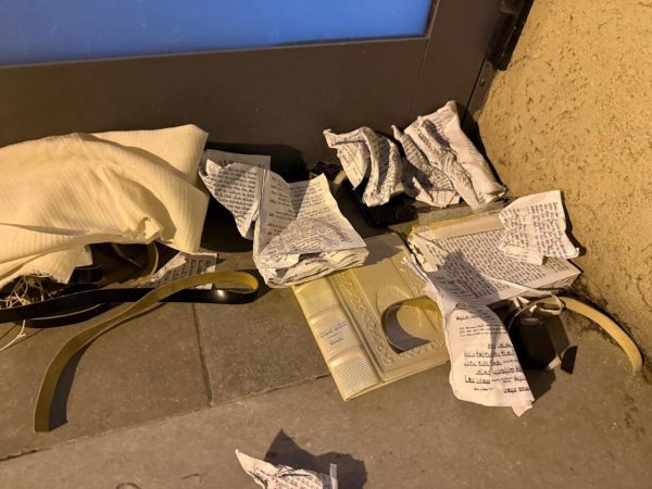 הרבנים הראשים גינו: סידורים ותפילין הושחתו מחוץ לבית כנסת