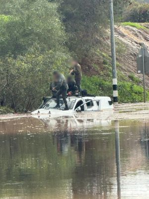 בעקבות ההצפות: 4 לכודים חולצו מרכב שנתקע בנחל