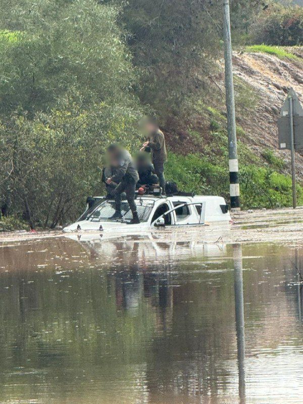 בעקבות ההצפות: 4 לכודים חולצו מרכב שנתקע בנחל