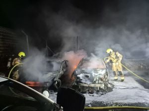 חשד להצתה: 5 רכבים עלו באש בחניון בלהבים, המשטרה חוקרת