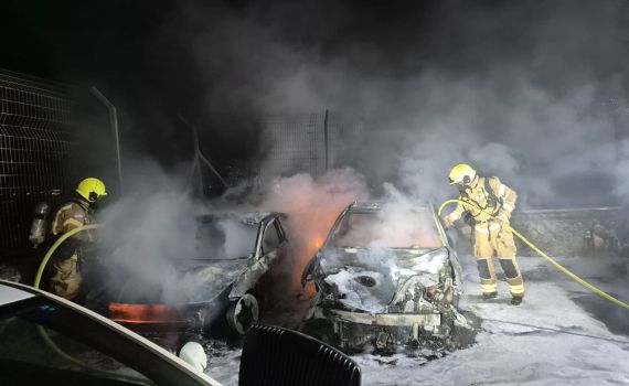 חשד להצתה: 5 רכבים עלו באש בחניון בלהבים, המשטרה חוקרת