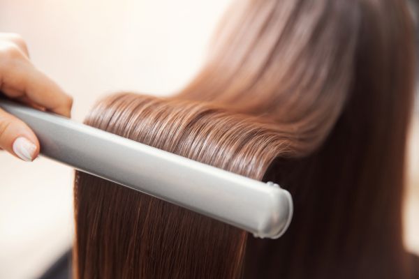 בת 17 עשתה החלקת שיער – ואושפזה בבית החולים