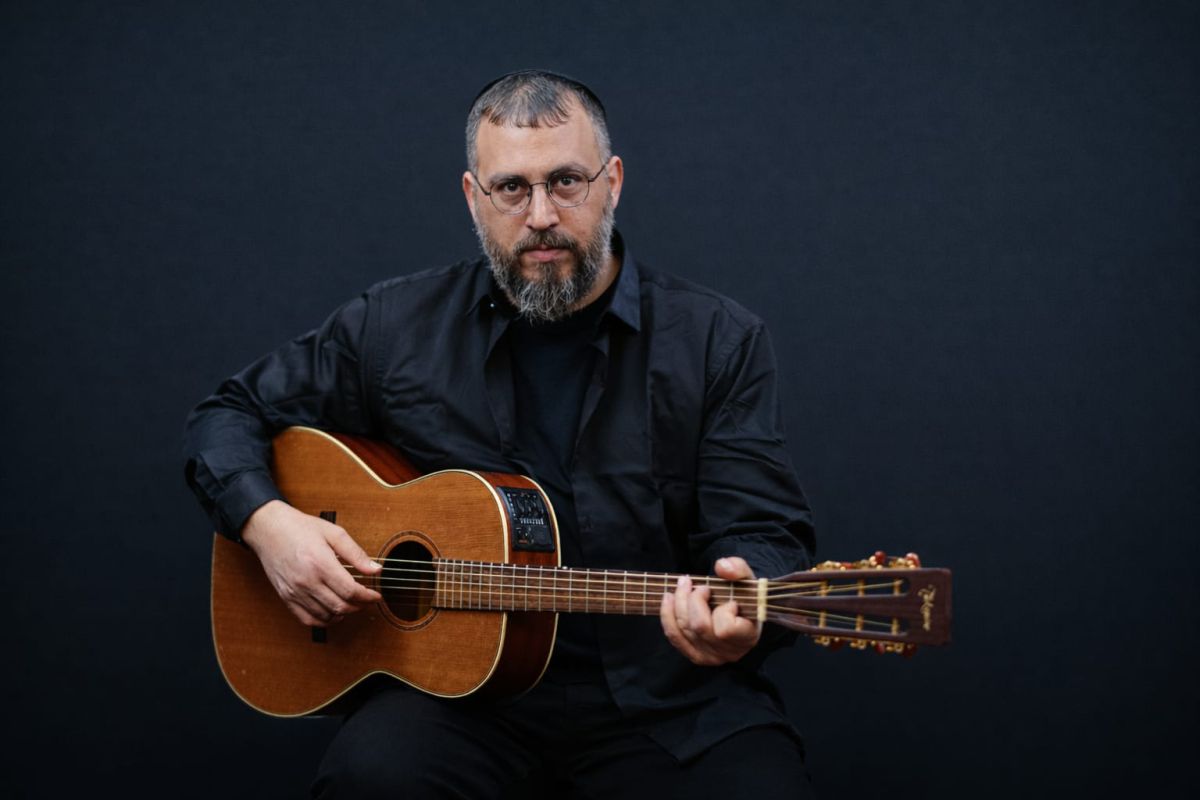 מהמושב לבני ברק ובחזרה אל הלב: איתי בירמן בסינגל חשוף