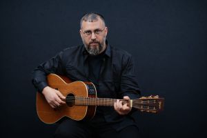 מהמושב לבני ברק ובחזרה אל הלב: איתי בירמן בסינגל חשוף