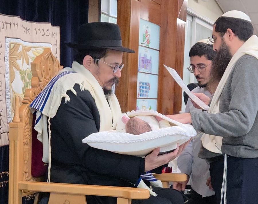 ברית מילה מרגשת לתינוק לאם יהודייה שעזבה אב גוי