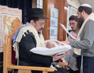 ברית מילה מרגשת לתינוק לאם יהודייה שעזבה אב גוי