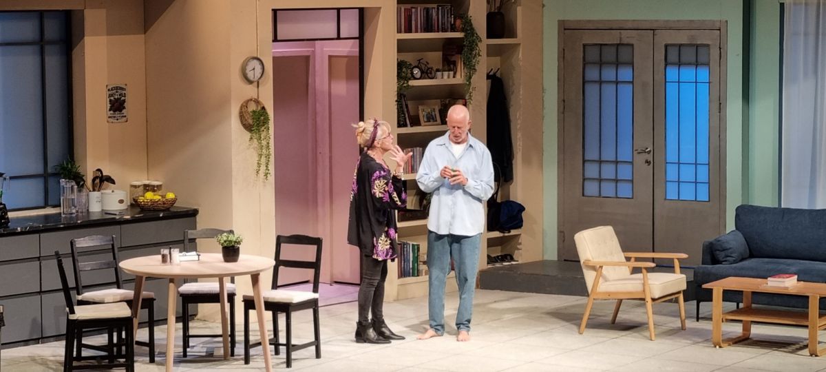 ההצגה "שקרים קטנים": קומדיה משפחתית מופרעת ומצחיקה