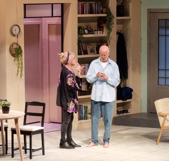 ההצגה "שקרים קטנים": קומדיה משפחתית מופרעת ומצחיקה