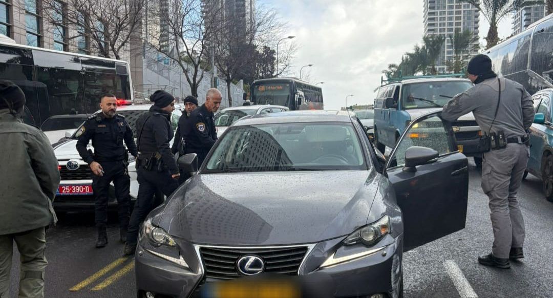 שב"חים בני 15 נעצרו לאחר שנהגו ברכב שגנבו עם חלונות מנופצים