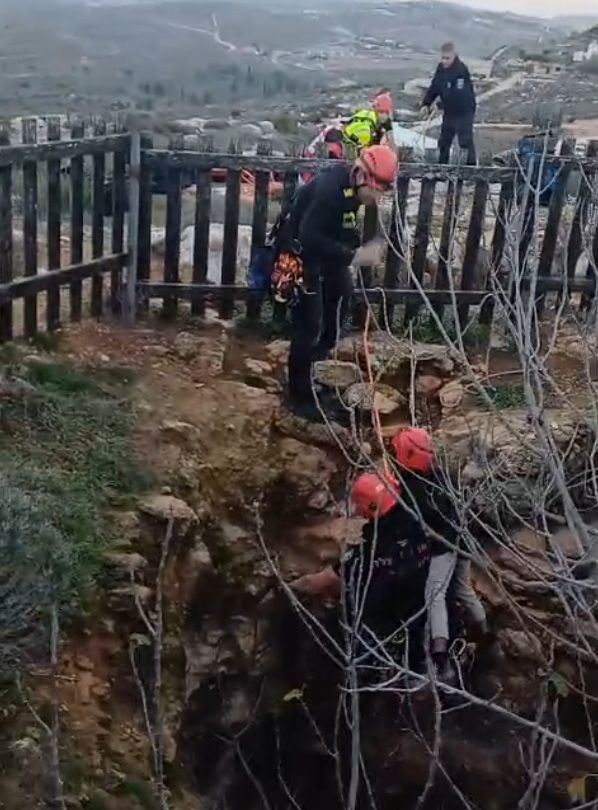 תיעוד: חילוץ ילד בן 7 שנפל לבור בעומק 14 מטר בגבעות שילה
