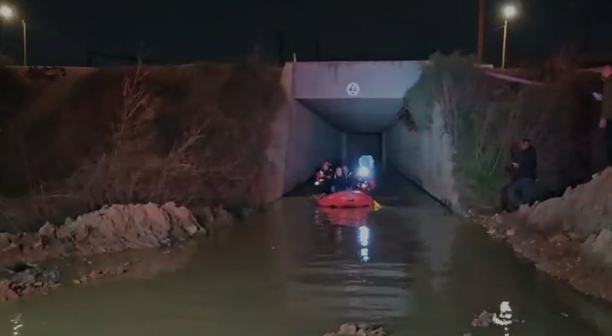 תיעוד: חילוץ 3 בני אדם בסירה שרכבם נסחף בנחל בכביש 1