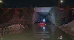 תיעוד: חילוץ 3 בני אדם בסירה שרכבם נסחף בנחל בכביש 1