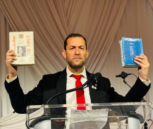 תנ"ך מול מיין קאמפף: הרגע המטלטל באחוזת טראמפ