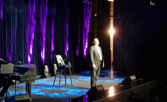 גם אחרי 150 הופעות: אלי יצפאן במופע חדש וחסר מעצורים