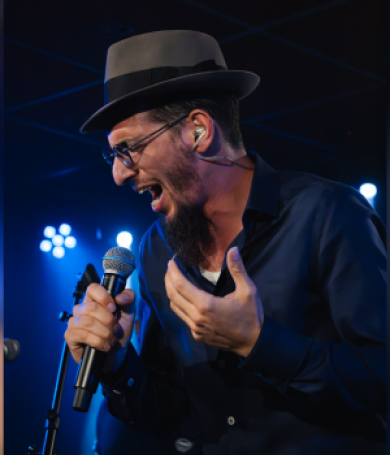 נעמי שמר אלקטרונית: מנחם שוקרון בגרסה מודרנית ל"שירת העשבים"