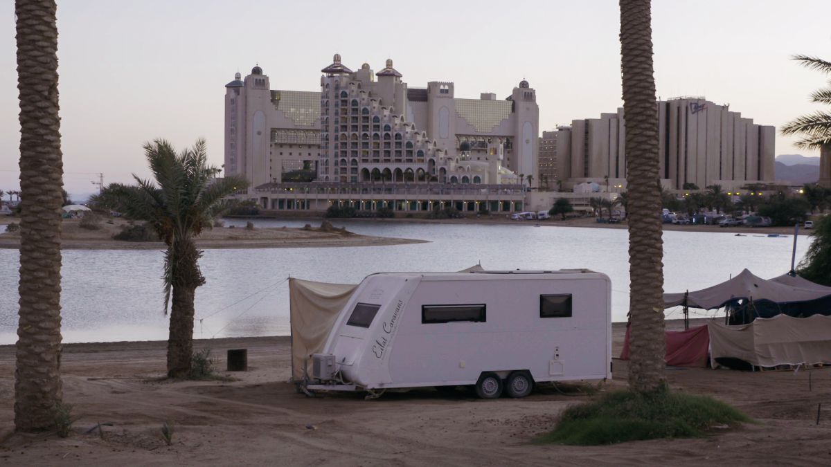 "מפרץ השמש" הוא דוקו עדין על בדידות שקשה לשכוח. ביקורת צפייה