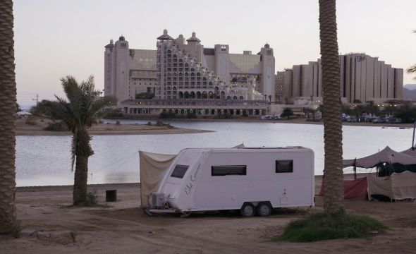 "מפרץ השמש" הוא דוקו עדין על בדידות שקשה לשכוח. ביקורת צפייה