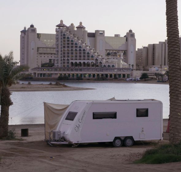 "מפרץ השמש" הוא דוקו עדין על בדידות שקשה לשכוח. ביקורת צפייה
