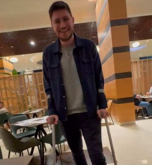 מרגש: אחרי שעבר ניתוח – שורד השבי סשה טרופנוב חוזר ללכת