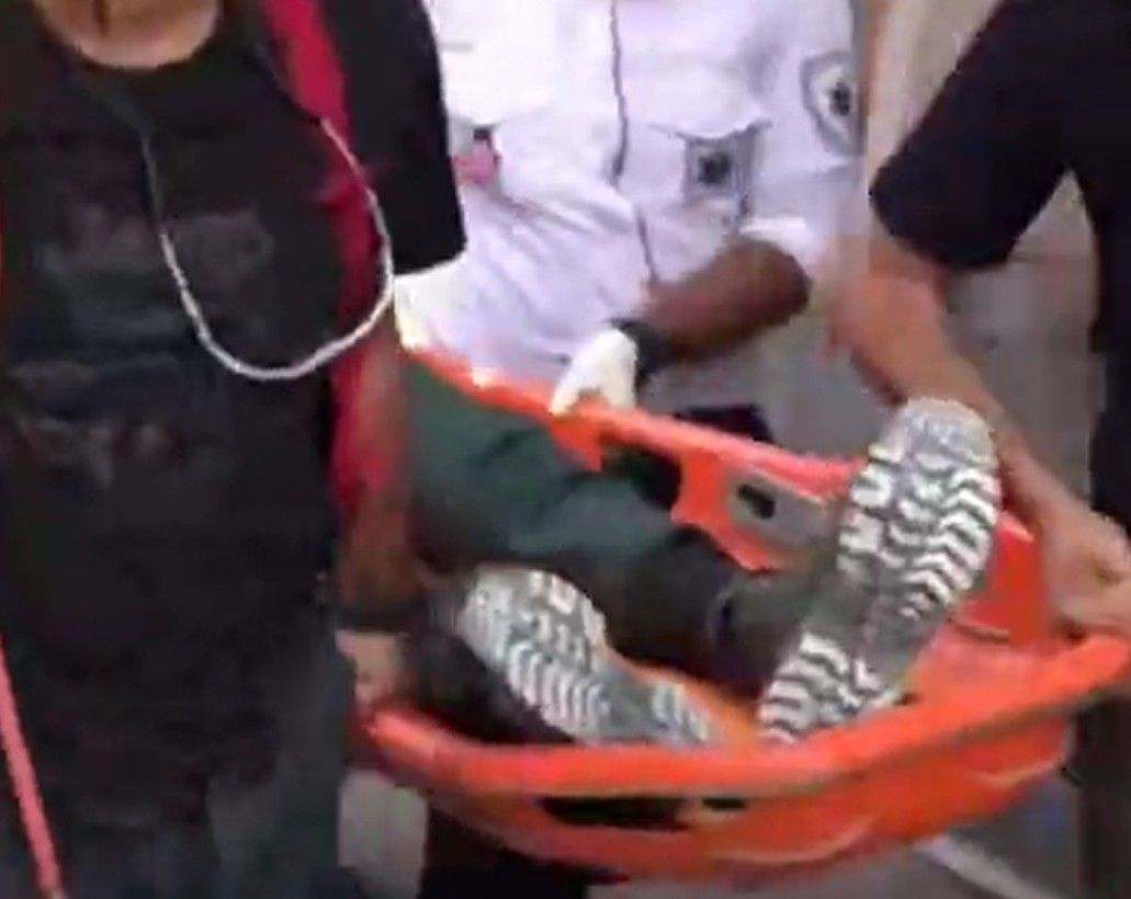 נתפס במצלמה: איש צבא מפונה מהריסות הפיצוץ בבנדר עבאס