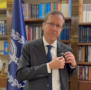 מצמרר: הנשיא הרצוג הסיר את סיכת החטופים. צפו