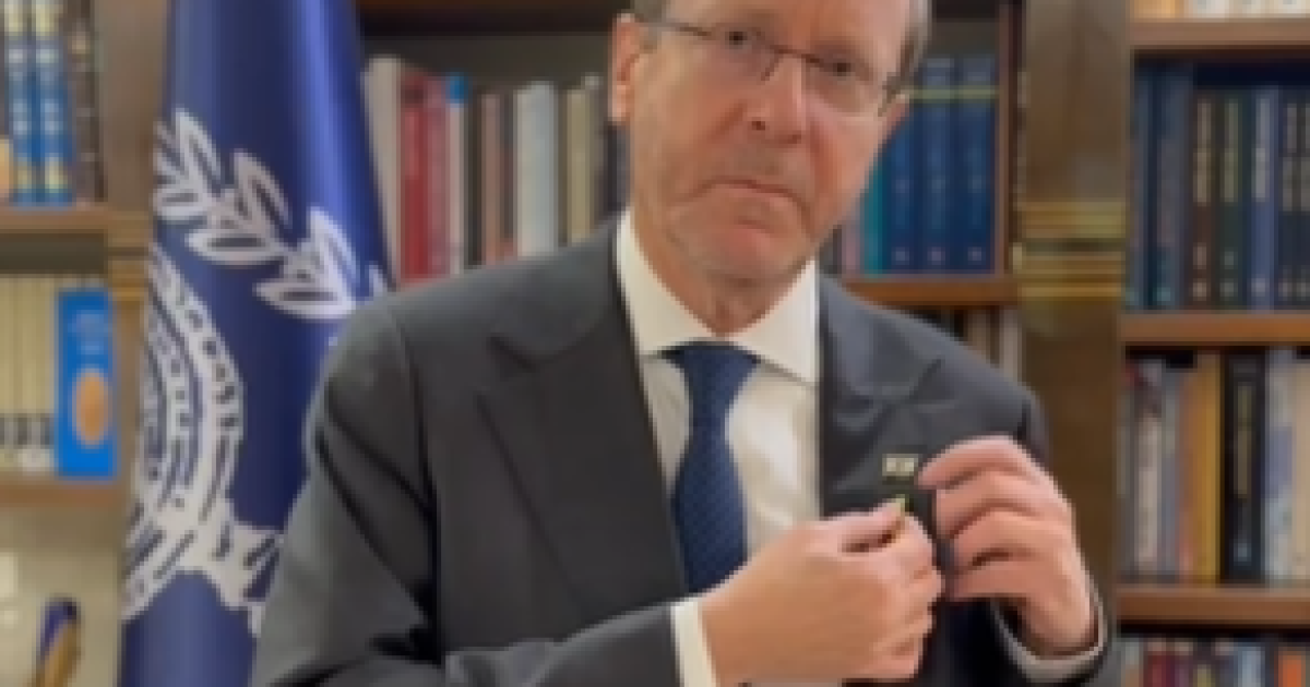 מצמרר: הנשיא הרצוג הסיר את סיכת החטופים. צפו