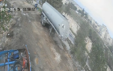 נס בירושלים: מיכלית דלק הדרדרה לכביש סואן. צפו בתיעוד