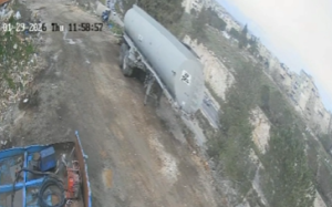 נס בירושלים: מיכלית דלק הדרדרה לכביש סואן. צפו בתיעוד