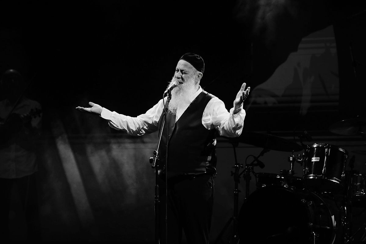 לב לבן: שולי רנד בשיר אהבה נוגע ללב, לאלוהים ולאהובתו