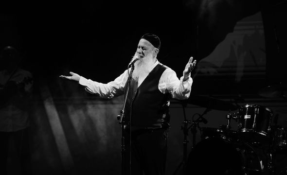 לב לבן: שולי רנד בשיר אהבה נוגע ללב, לאלוהים ולאהובתו