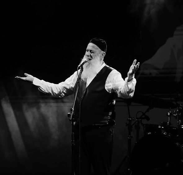 לב לבן: שולי רנד בשיר אהבה נוגע ללב, לאלוהים ולאהובתו