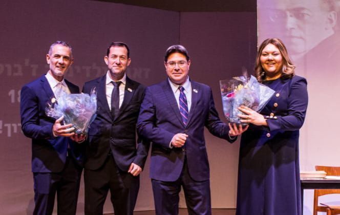 היסטוריה: פרימיירה לתיאטרון השומרון במנהטן