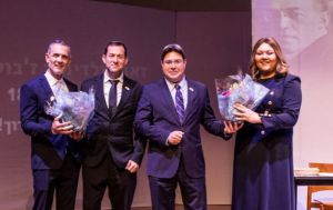 היסטוריה: פרימיירה לתיאטרון השומרון במנהטן