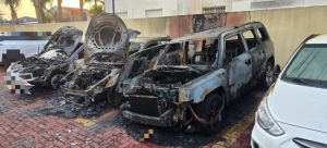 חשד להצתה בקריית מלאכי: ארבעה כלי רכב עלו באש