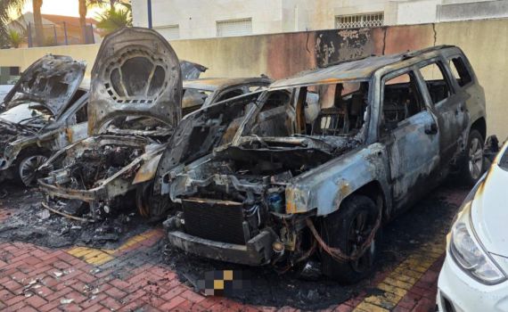 חשד להצתה בקריית מלאכי: ארבעה כלי רכב עלו באש