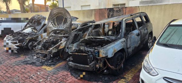 חשד להצתה בקריית מלאכי: ארבעה כלי רכב עלו באש