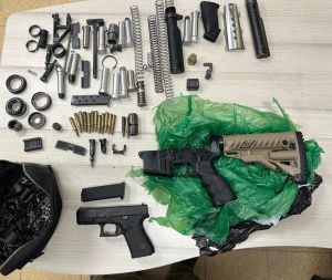 פשיטה באל-עיזריה: נתפסו חלקי אמל"ח, חשוד נעצר