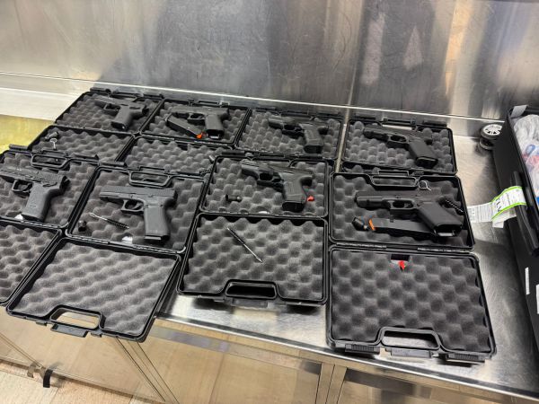 סיכול הברחה בנתב"ג: 8 אקדחים נתפסו במזוודה של אזרח