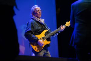 דרמה על הבמה: הגיטריסט חיים רומנו נפצע בחזרות