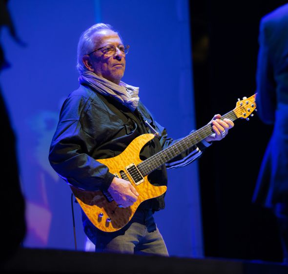 דרמה על הבמה: הגיטריסט חיים רומנו נפצע בחזרות