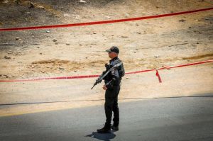 דרמה בבנימין: שוטר ירה לעבר רכב שניסה לדרוס אותו