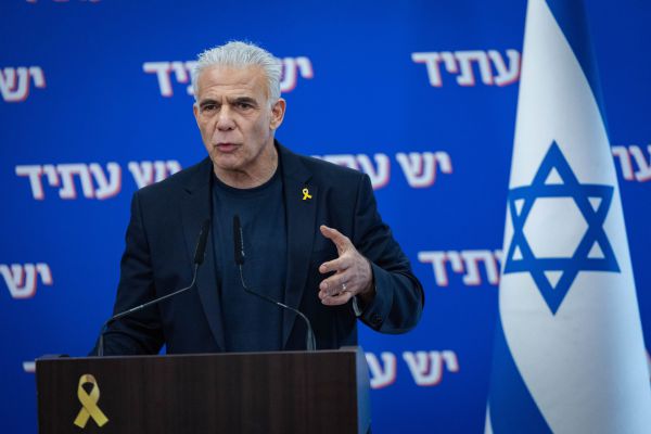 רומז לבנט? לפיד: בממשלת השינוי היה גורם שלא רצה לגייס חרדים