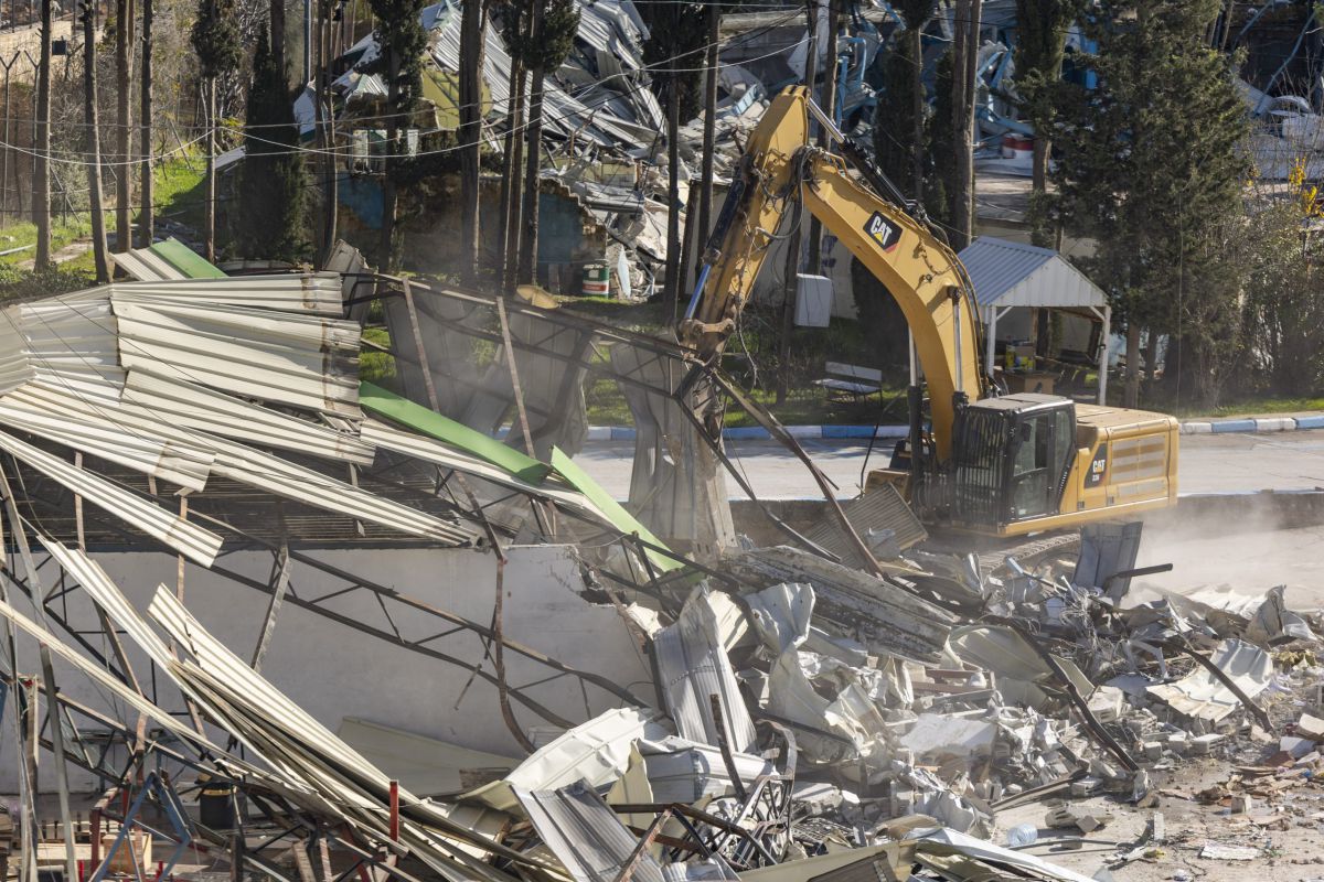 צפו: דחפורים הרסו את מתחם אונר"א בירושלים