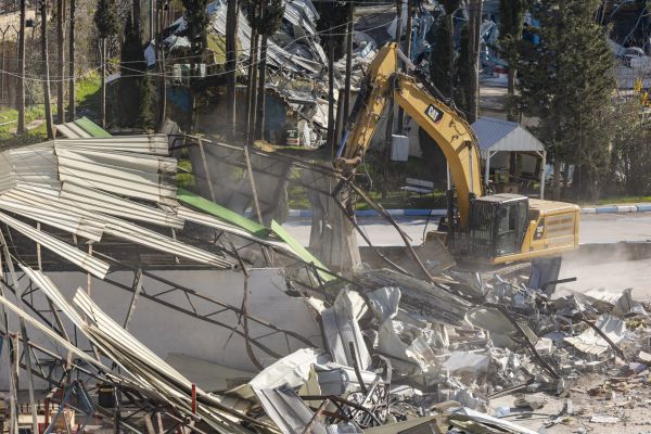 אחרי שנהרס: שריפה פרצה במתחם אונר"א בירושלים