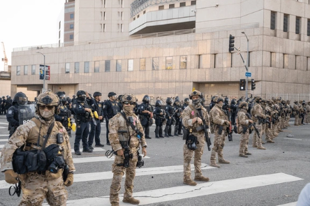 בפעם השנייה: סוכני הגירה בארה"ב ירו למוות בחשוד והציתו מחאה