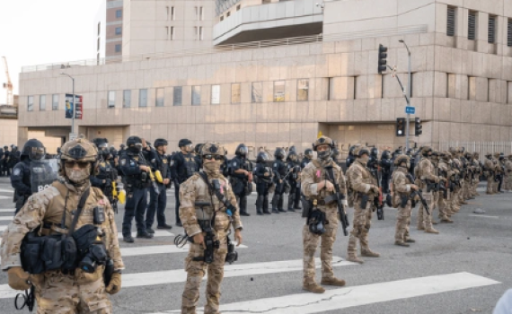 בפעם השנייה: סוכני הגירה בארה"ב ירו למוות בחשוד והציתו מחאה