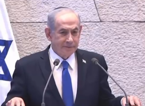 עם כיפה על הראש: נתניהו בירך בכנסת על חזרת כל החטופים