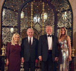 לפני החזרה לישראל: נתניהו השתתף במסיבה של טראמפ במאר-א-לאגו