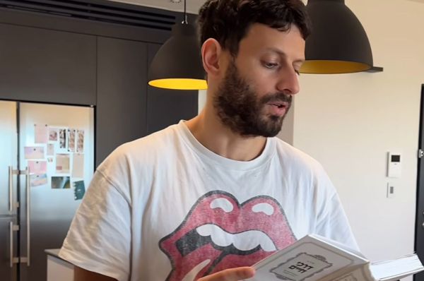 רגע של מסורת: דניאל ליטמן מלמד את בנו לברך ברכות השחר | צפו